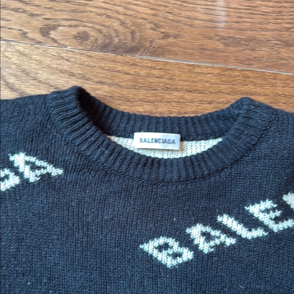Cropped Balenciaga Black and White Crew Neck Sweater with Logo Design - Picture 3 of 3